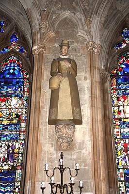 St_Etheldreda,_Ely_Place,_London_EC1_-_Nave_statue_-_geograph.org.uk_-_1613381.jpg