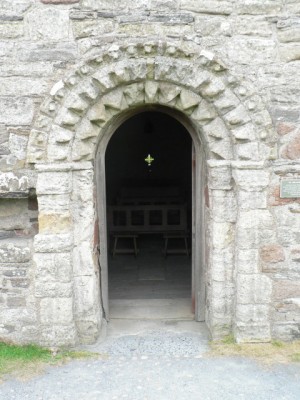 Isle_of_Iona,_St._Oran's_Chapel_doorway_-_geograph.org.uk_-_921177.jpg