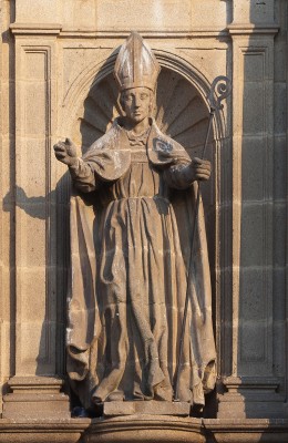 800px-Estatua_no_frontal_do_Mosteiro_de_San_Salvador_de_Celanova_-_Galiza.jpg