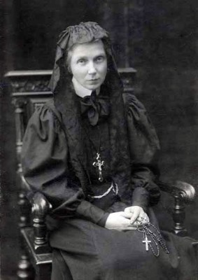 Ursula_Leduhovskaya_in_1907.jpg
