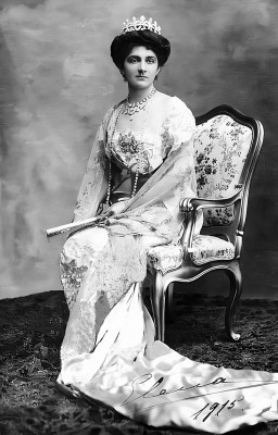 Formal_portrait_of_Queen_Elena_of_MontenegroFXD.jpg