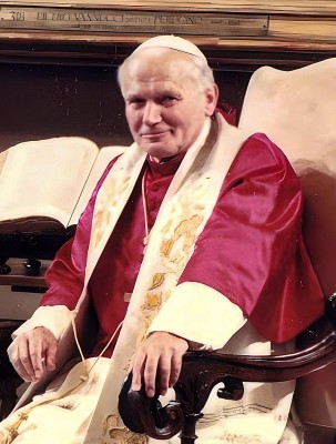 Ritratto_di_papa_Giovanni_Paolo_II_(1984_–_edited).jpg