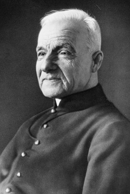 800px-Saint_André_Bessette.jpg