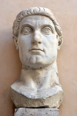 Constantine's_head_at_capitoline_-_Flickr_-_cking.jpg